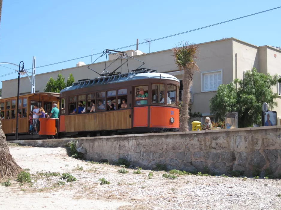 Sóller tram line with railcar 20, side view Las Palmeras / Carrer de la Marina (2013)