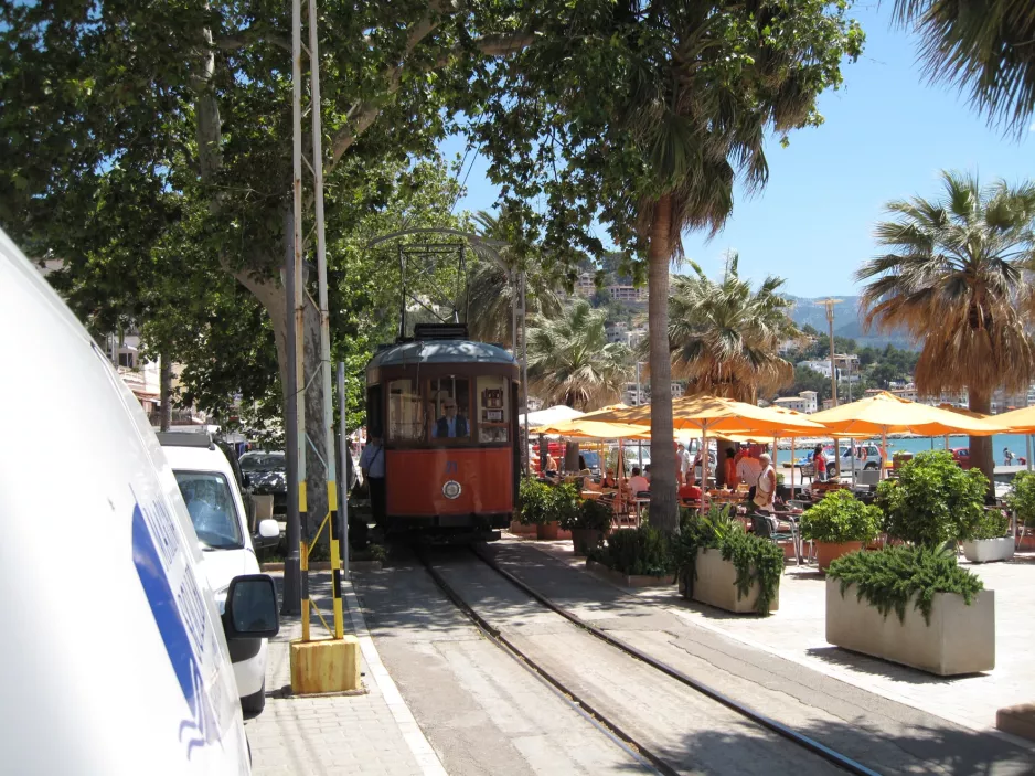 Sóller tram line with railcar 21 outside Las Palmeras / Carrer de la Marina (2013)