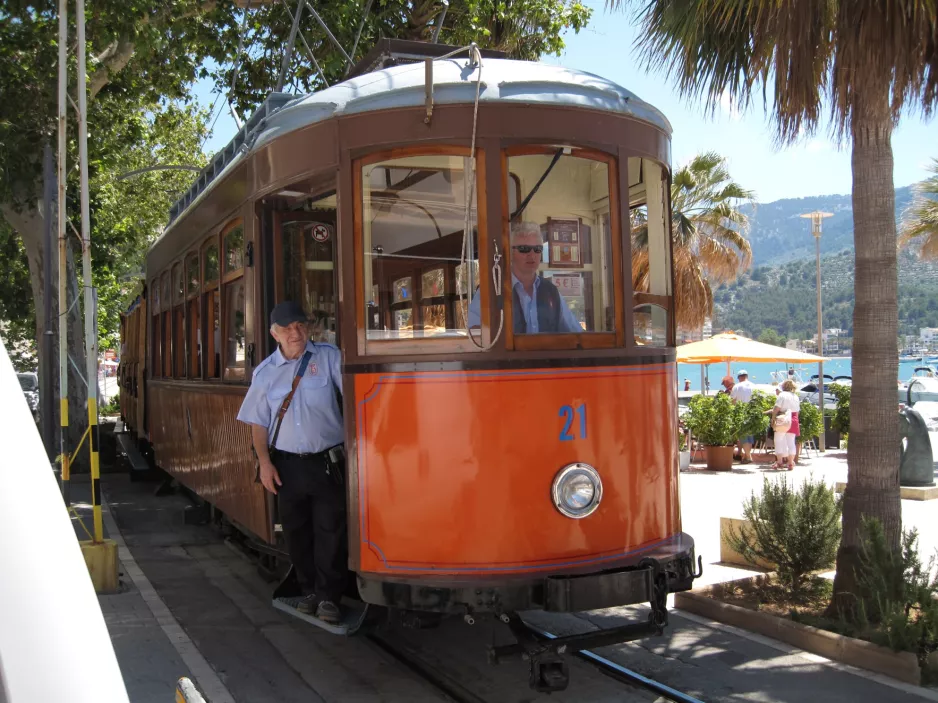 Sóller tram line with railcar 21, side view Las Palmeras / Carrer de la Marina (2013)