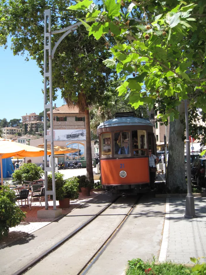 Sóller tram line with railcar 21, the front Las Palmeras / Carrer de la Marina (2013)