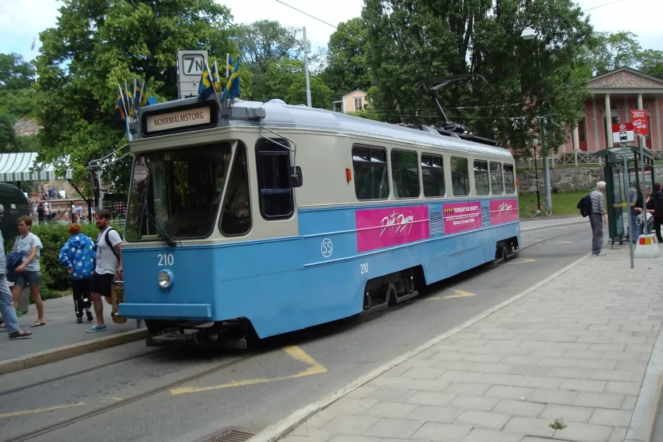 Stockholm Djurgårdslinjen 7N with railcar 210 at Skansen (2012)