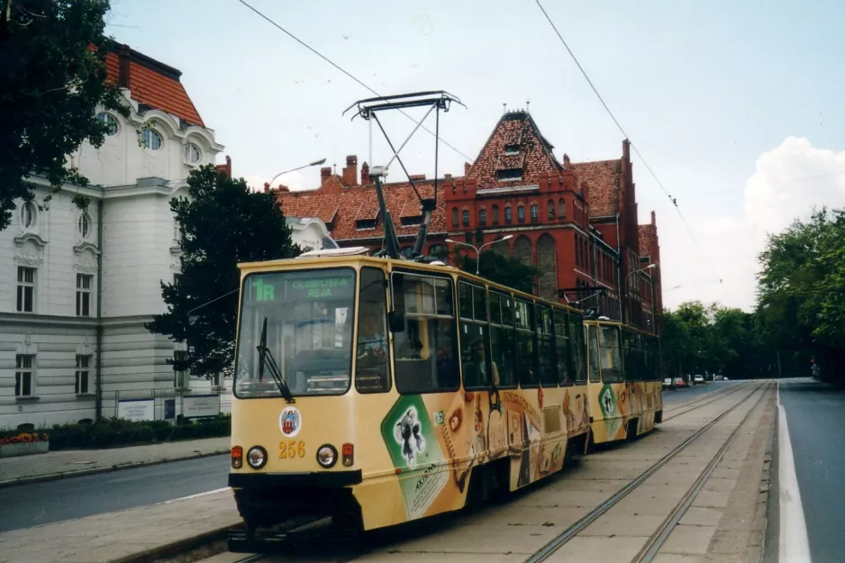 Toruń extra line 1R with railcar 256 at Wały gen. Sikorskiego (2004)