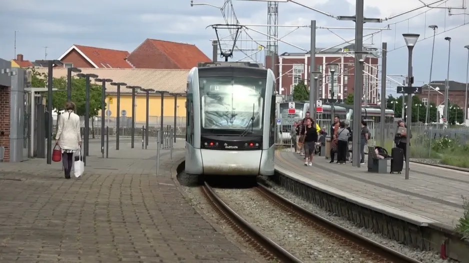 A light rail train arrives in Grenå 12-06-2022