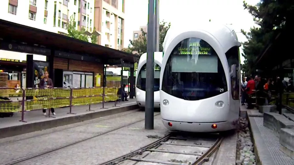 [Lyon] Citadis 302 - Californian switch on the T1 tramway at Gare Part-Dieu