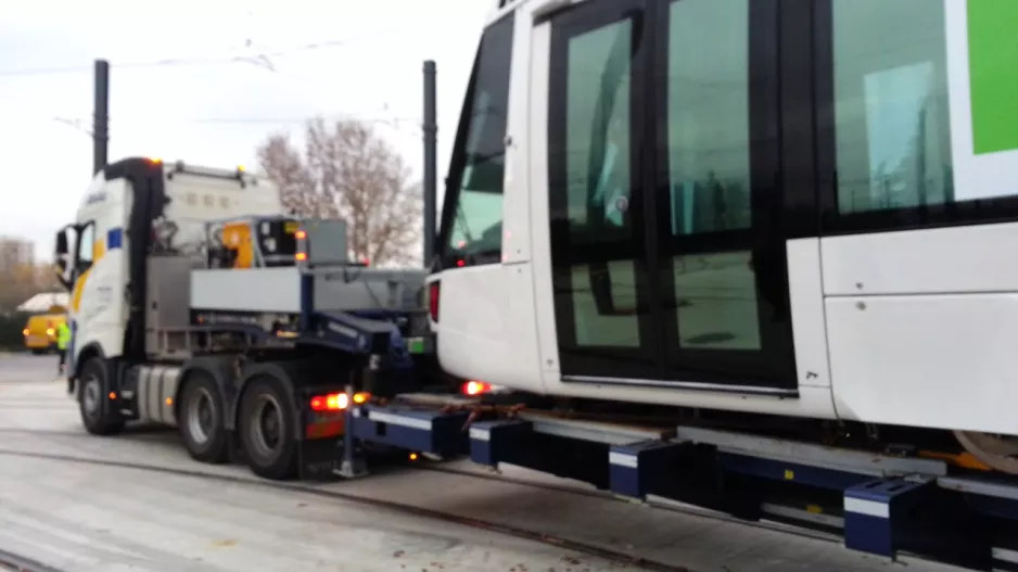 The first Avignon tramway train enters the Saint Chamand maintenance center